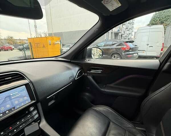 Белый Ягуар Ф-Пейс, объемом двигателя 2 л и пробегом 96 тыс. км за 38000 $, фото 26 на Automoto.ua