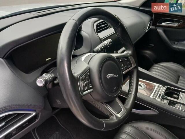 Белый Ягуар Ф-Пейс, объемом двигателя 2 л и пробегом 102 тыс. км за 24500 $, фото 17 на Automoto.ua