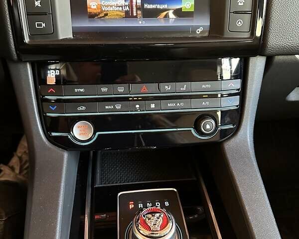 Білий Ягуар Ф-Пейс, об'ємом двигуна 2 л та пробігом 105 тис. км за 24500 $, фото 18 на Automoto.ua