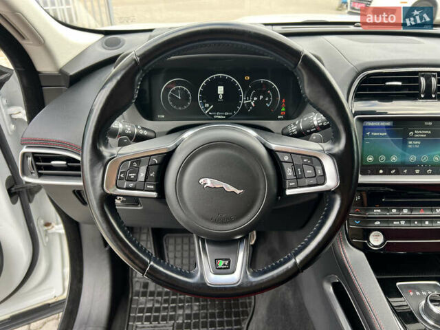 Белый Ягуар Ф-Пейс, объемом двигателя 2 л и пробегом 177 тыс. км за 28990 $, фото 45 на Automoto.ua