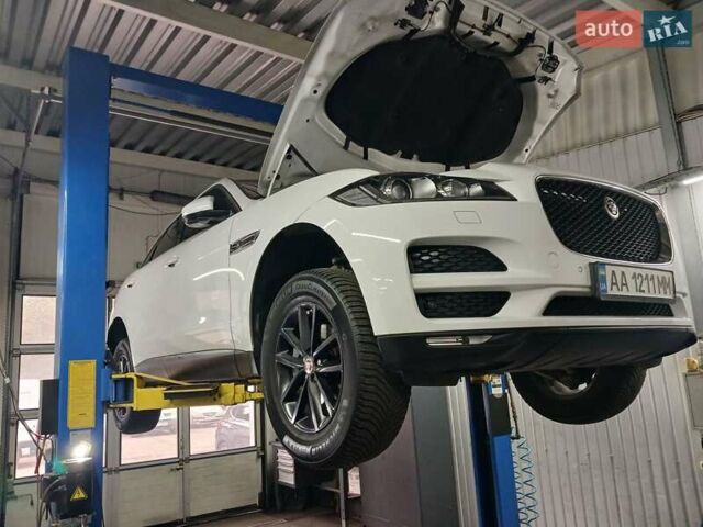 Белый Ягуар Ф-Пейс, объемом двигателя 2 л и пробегом 102 тыс. км за 24500 $, фото 3 на Automoto.ua