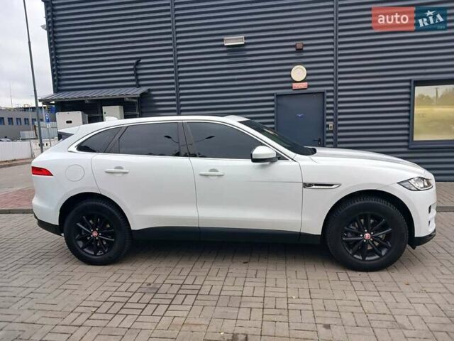 Белый Ягуар Ф-Пейс, объемом двигателя 2 л и пробегом 102 тыс. км за 24500 $, фото 4 на Automoto.ua