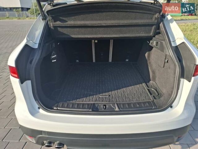 Білий Ягуар Ф-Пейс, об'ємом двигуна 2 л та пробігом 122 тис. км за 24400 $, фото 64 на Automoto.ua