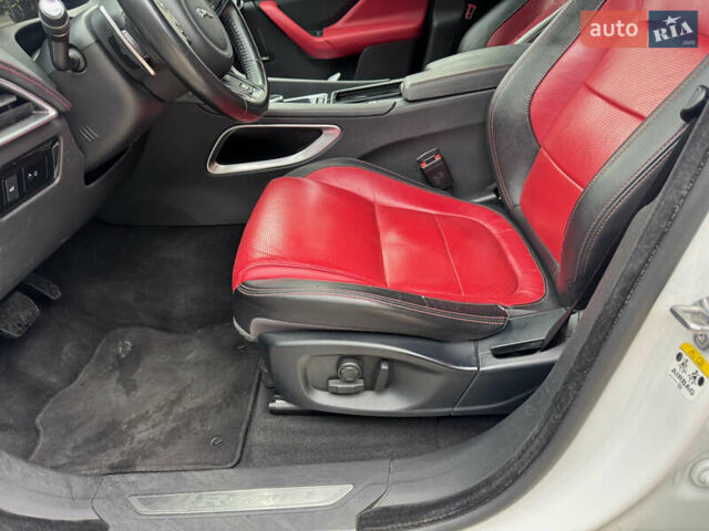 Білий Ягуар Ф-Пейс, об'ємом двигуна 2 л та пробігом 100 тис. км за 25700 $, фото 44 на Automoto.ua