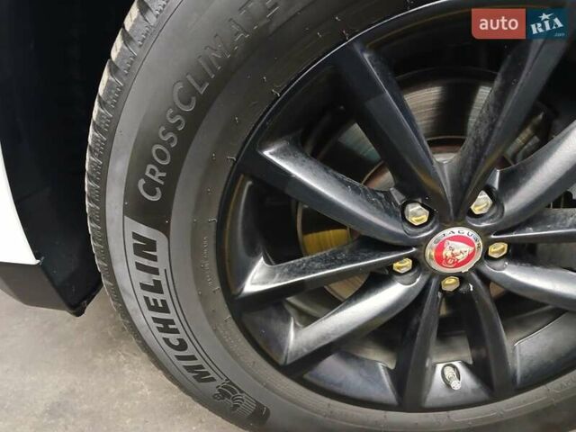 Белый Ягуар Ф-Пейс, объемом двигателя 2 л и пробегом 102 тыс. км за 24500 $, фото 11 на Automoto.ua