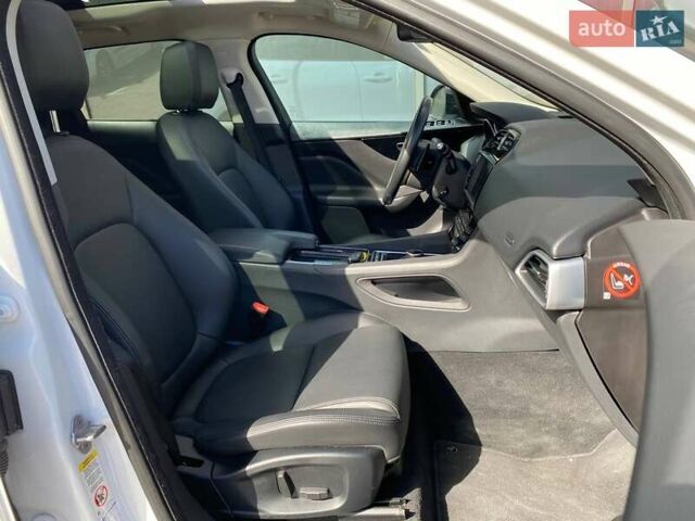 Белый Ягуар Ф-Пейс, объемом двигателя 2 л и пробегом 120 тыс. км за 22900 $, фото 22 на Automoto.ua