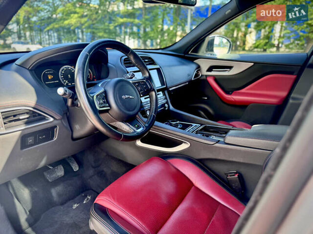 Білий Ягуар Ф-Пейс, об'ємом двигуна 2 л та пробігом 101 тис. км за 25999 $, фото 72 на Automoto.ua