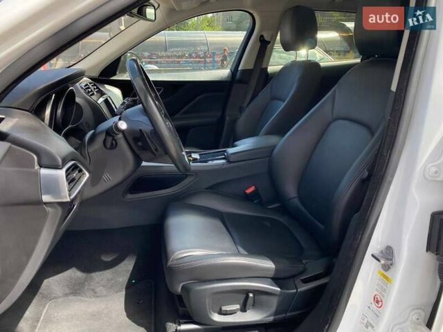 Белый Ягуар Ф-Пейс, объемом двигателя 2 л и пробегом 120 тыс. км за 22900 $, фото 9 на Automoto.ua