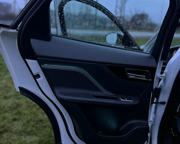 Белый Ягуар Ф-Пейс, объемом двигателя 3 л и пробегом 160 тыс. км за 25500 $, фото 74 на Automoto.ua