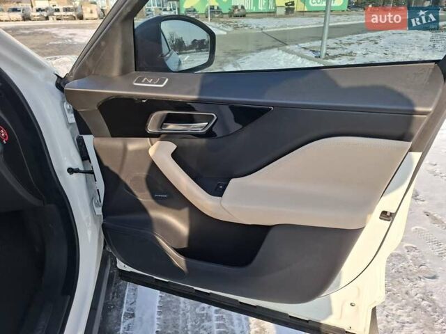 Білий Ягуар Ф-Пейс, об'ємом двигуна 2 л та пробігом 122 тис. км за 24400 $, фото 20 на Automoto.ua