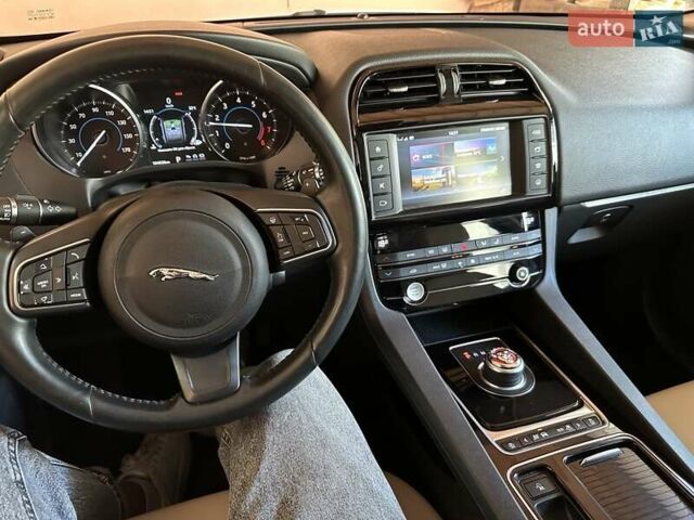 Білий Ягуар Ф-Пейс, об'ємом двигуна 2 л та пробігом 105 тис. км за 24500 $, фото 9 на Automoto.ua