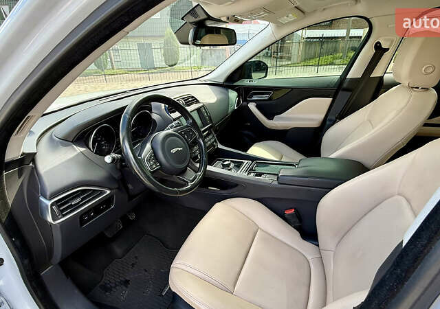 Белый Ягуар Ф-Пейс, объемом двигателя 2 л и пробегом 128 тыс. км за 23700 $, фото 15 на Automoto.ua