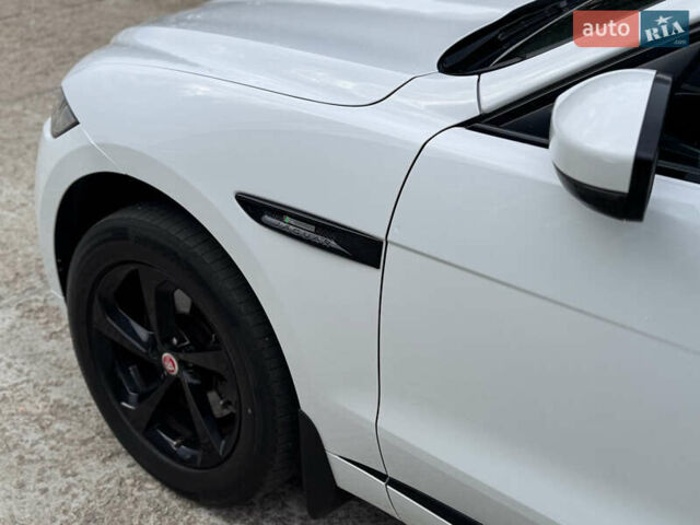 Білий Ягуар Ф-Пейс, об'ємом двигуна 2 л та пробігом 100 тис. км за 25700 $, фото 18 на Automoto.ua