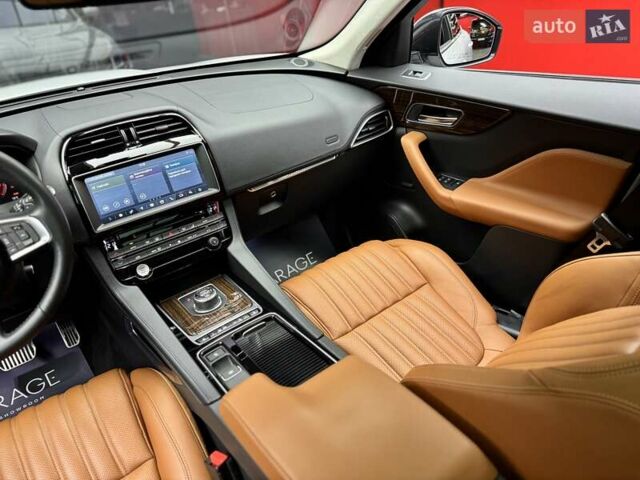 Белый Ягуар Ф-Пейс, объемом двигателя 3 л и пробегом 71 тыс. км за 27900 $, фото 46 на Automoto.ua