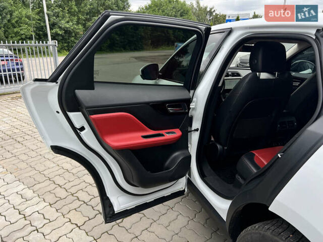 Белый Ягуар Ф-Пейс, объемом двигателя 2 л и пробегом 177 тыс. км за 28990 $, фото 22 на Automoto.ua