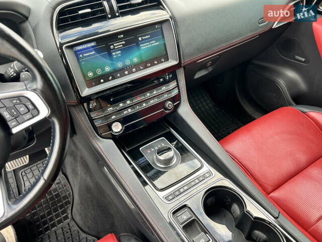 Белый Ягуар Ф-Пейс, объемом двигателя 2 л и пробегом 177 тыс. км за 28990 $, фото 39 на Automoto.ua