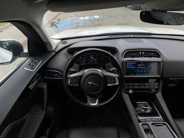 Белый Ягуар Ф-Пейс, объемом двигателя 2 л и пробегом 121 тыс. км за 23990 $, фото 13 на Automoto.ua