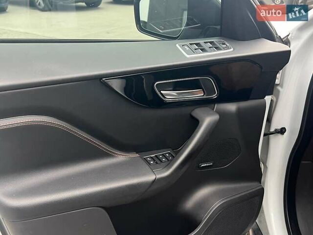 Белый Ягуар Ф-Пейс, объемом двигателя 2 л и пробегом 129 тыс. км за 25590 $, фото 17 на Automoto.ua