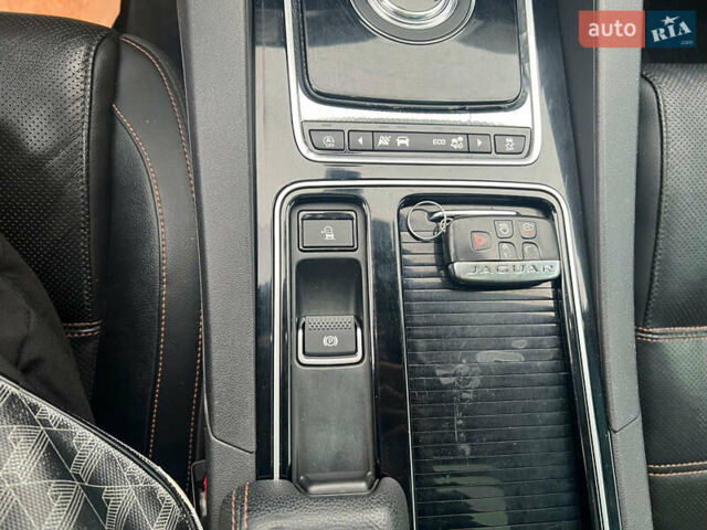 Белый Ягуар Ф-Пейс, объемом двигателя 2 л и пробегом 129 тыс. км за 25590 $, фото 31 на Automoto.ua