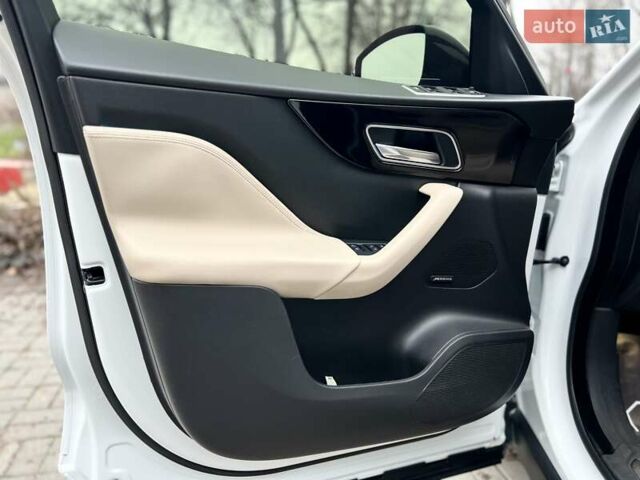 Белый Ягуар Ф-Пейс, объемом двигателя 3 л и пробегом 140 тыс. км за 21500 $, фото 21 на Automoto.ua