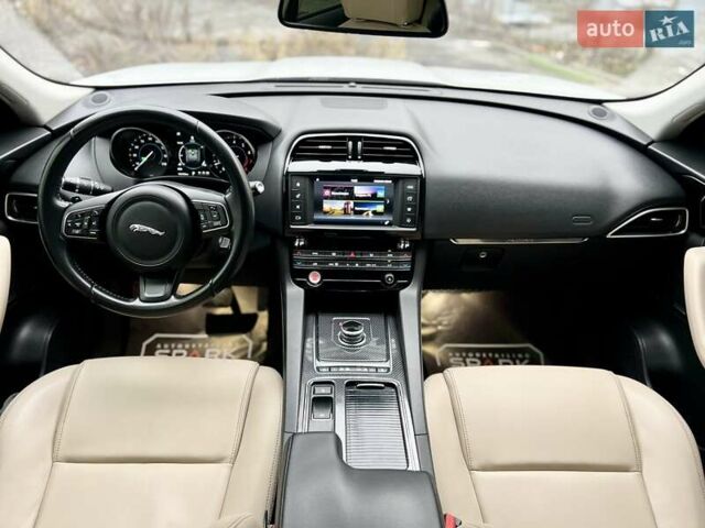 Белый Ягуар Ф-Пейс, объемом двигателя 3 л и пробегом 140 тыс. км за 21500 $, фото 37 на Automoto.ua