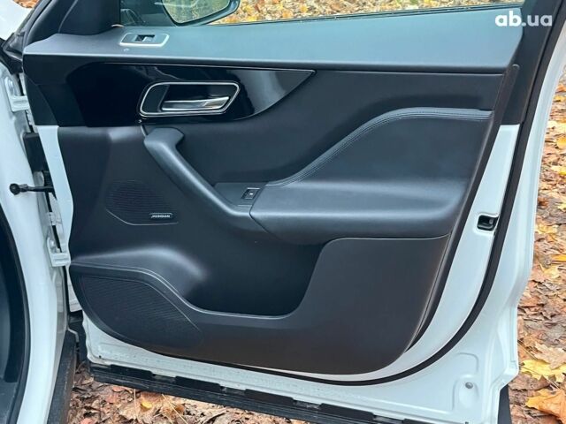 Белый Ягуар Ф-Пейс, объемом двигателя 2 л и пробегом 80 тыс. км за 25990 $, фото 15 на Automoto.ua