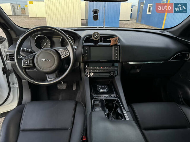 Білий Ягуар Ф-Пейс, об'ємом двигуна 2 л та пробігом 109 тис. км за 24999 $, фото 14 на Automoto.ua