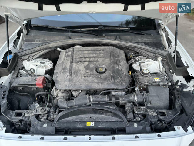 Білий Ягуар Ф-Пейс, об'ємом двигуна 2 л та пробігом 109 тис. км за 24999 $, фото 4 на Automoto.ua