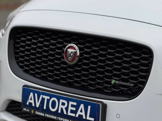 Белый Ягуар Ф-Пейс, объемом двигателя 2 л и пробегом 120 тыс. км за 25500 $, фото 3 на Automoto.ua