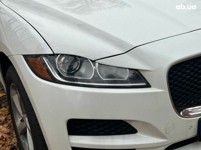 Белый Ягуар Ф-Пейс, объемом двигателя 2 л и пробегом 80 тыс. км за 25990 $, фото 4 на Automoto.ua