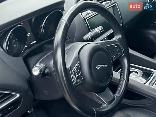 Белый Ягуар Ф-Пейс, объемом двигателя 2 л и пробегом 80 тыс. км за 25990 $, фото 33 на Automoto.ua