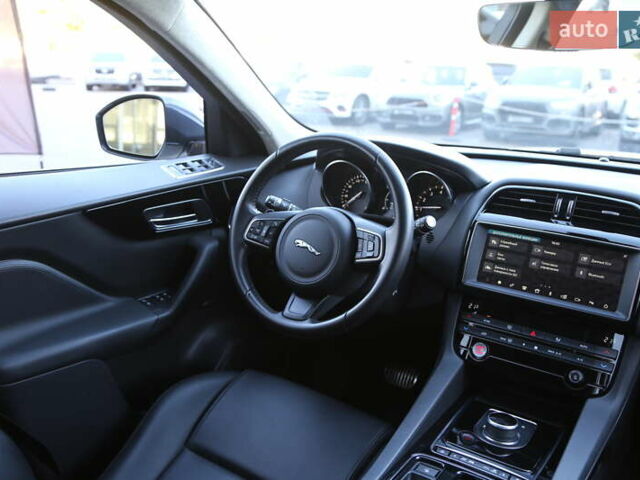 Білий Ягуар Ф-Пейс, об'ємом двигуна 2 л та пробігом 40 тис. км за 29500 $, фото 13 на Automoto.ua