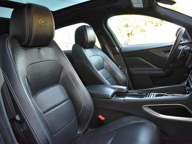 Белый Ягуар Ф-Пейс, объемом двигателя 3 л и пробегом 50 тыс. км за 10000 $, фото 11 на Automoto.ua