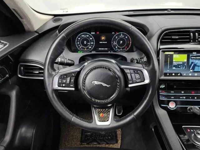 Белый Ягуар Ф-Пейс, объемом двигателя 0 л и пробегом 43 тыс. км за 15400 $, фото 5 на Automoto.ua