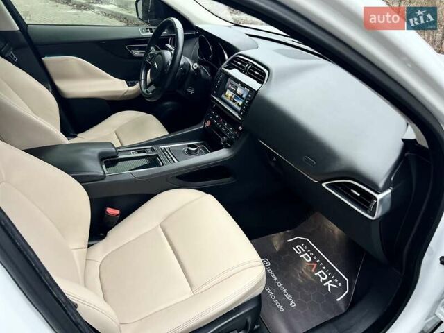 Белый Ягуар Ф-Пейс, объемом двигателя 3 л и пробегом 140 тыс. км за 21500 $, фото 34 на Automoto.ua