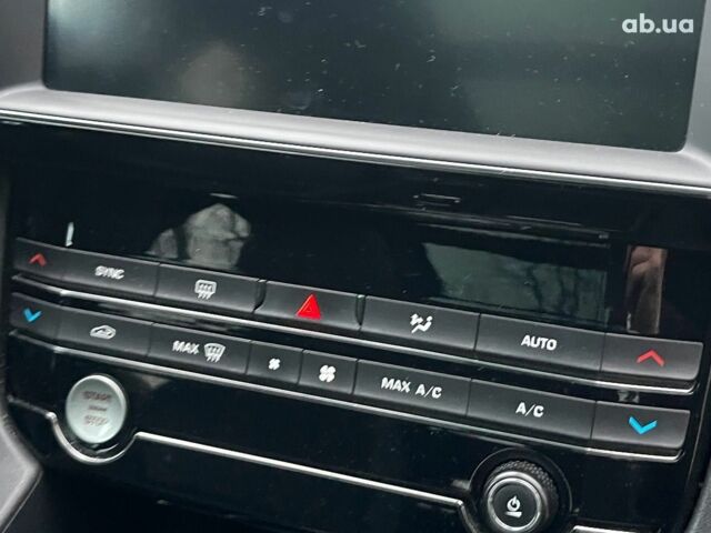 Белый Ягуар Ф-Пейс, объемом двигателя 2 л и пробегом 80 тыс. км за 25990 $, фото 21 на Automoto.ua