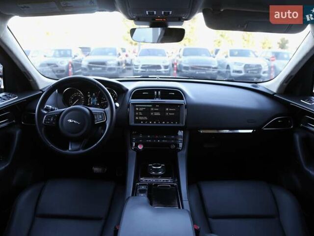Білий Ягуар Ф-Пейс, об'ємом двигуна 2 л та пробігом 40 тис. км за 29500 $, фото 14 на Automoto.ua