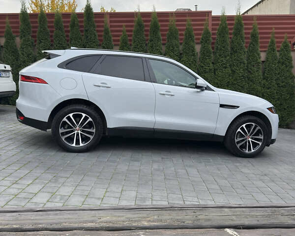 Белый Ягуар Ф-Пейс, объемом двигателя 2 л и пробегом 49 тыс. км за 24000 $, фото 5 на Automoto.ua