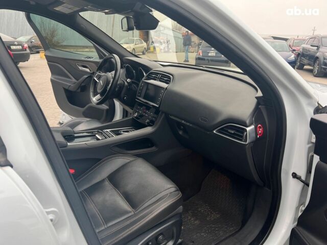 Белый Ягуар Ф-Пейс, объемом двигателя 2 л и пробегом 129 тыс. км за 25590 $, фото 38 на Automoto.ua