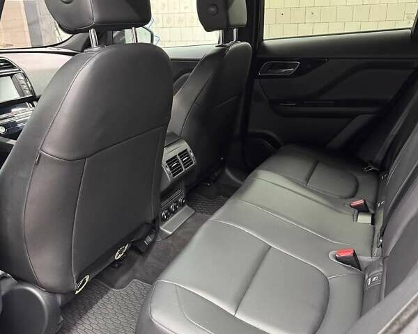 Белый Ягуар Ф-Пейс, объемом двигателя 2 л и пробегом 49 тыс. км за 27000 $, фото 15 на Automoto.ua