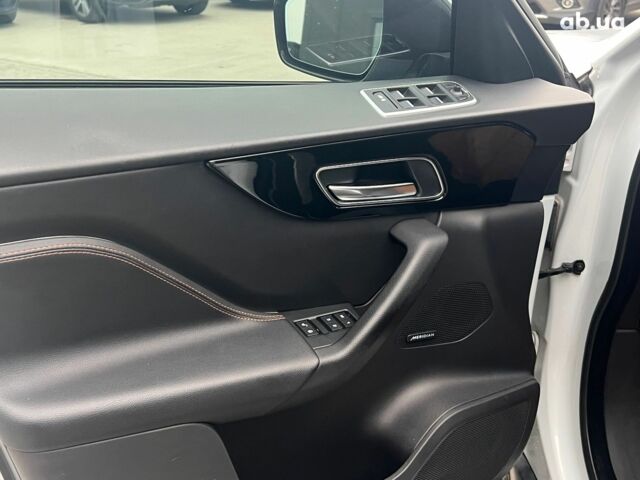 Белый Ягуар Ф-Пейс, объемом двигателя 2 л и пробегом 129 тыс. км за 25590 $, фото 17 на Automoto.ua