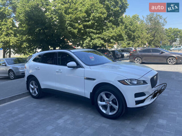 Белый Ягуар Ф-Пейс, объемом двигателя 2 л и пробегом 56 тыс. км за 30000 $, фото 4 на Automoto.ua
