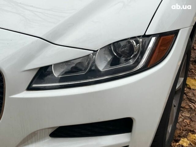 Белый Ягуар Ф-Пейс, объемом двигателя 2 л и пробегом 80 тыс. км за 25990 $, фото 5 на Automoto.ua