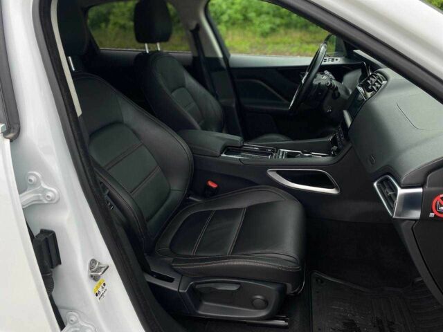 Белый Ягуар Ф-Пейс, объемом двигателя 2 л и пробегом 121 тыс. км за 23990 $, фото 12 на Automoto.ua