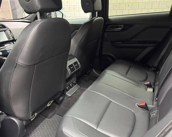 Белый Ягуар Ф-Пейс, объемом двигателя 2 л и пробегом 49 тыс. км за 24000 $, фото 15 на Automoto.ua