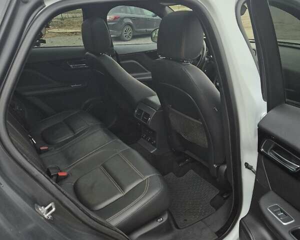 Белый Ягуар Ф-Пейс, объемом двигателя 2 л и пробегом 129 тыс. км за 25400 $, фото 22 на Automoto.ua