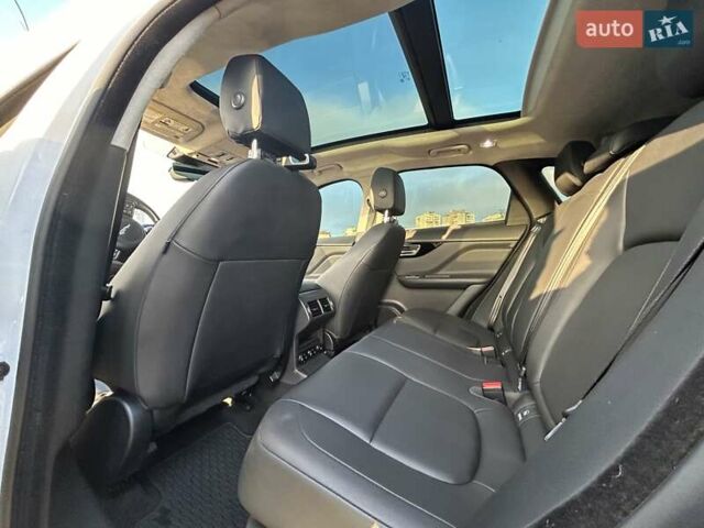 Білий Ягуар Ф-Пейс, об'ємом двигуна 2 л та пробігом 78 тис. км за 34200 $, фото 14 на Automoto.ua