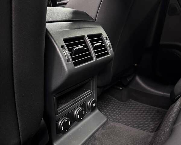 Белый Ягуар Ф-Пейс, объемом двигателя 2 л и пробегом 49 тыс. км за 27000 $, фото 17 на Automoto.ua