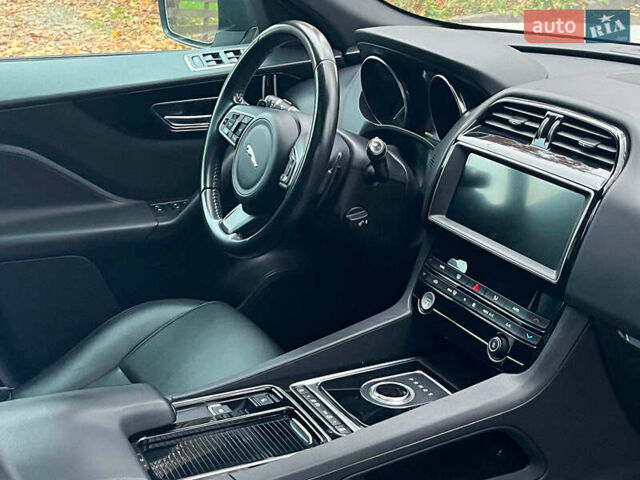 Белый Ягуар Ф-Пейс, объемом двигателя 2 л и пробегом 80 тыс. км за 25990 $, фото 17 на Automoto.ua