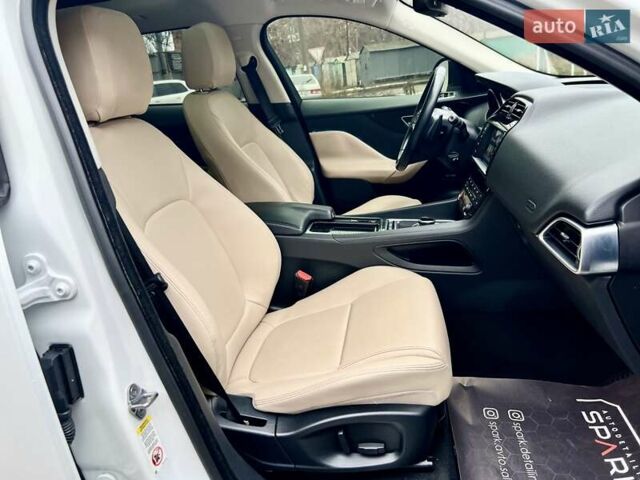 Белый Ягуар Ф-Пейс, объемом двигателя 3 л и пробегом 140 тыс. км за 21500 $, фото 35 на Automoto.ua